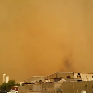 بالفيديو: موجة من الغبار الكثيف تغطي مدينة جدة