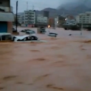 بالفيديو: إعصار شابالا يضرب مدينة المكلا بقوة ويغرقها  