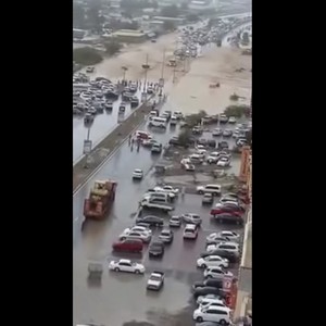 الأمطار الغزيرة تغلق طريق الفجيرة مبرح (فيديو)