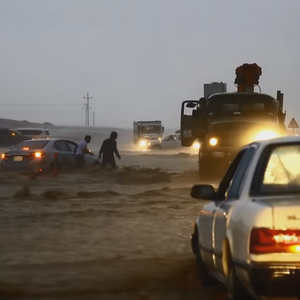 شاهد..سيول واحتجازات في منطقة تربة بمكة المكرمة 