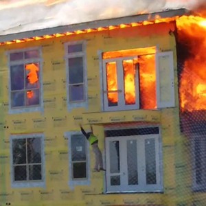 بالفيديو : لن تصدق كيف نجا هذا العامل من انهيار مبنى اندلعت به النيران