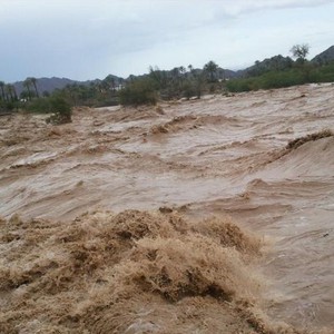 سيول قوية تداهم السائقين على إحدى الطرق الرئيسية بنجران  