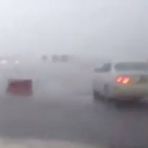 بالفيديو: شاهد قوة وغزارة الأمطار الهاطلة على ضباء
