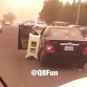 سيدة كويتية تبتكر طريقة جديدة لنقل طاولة بعد شرائها