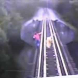 نجاة امرأتين من موت محقق تحت عجلات قطار