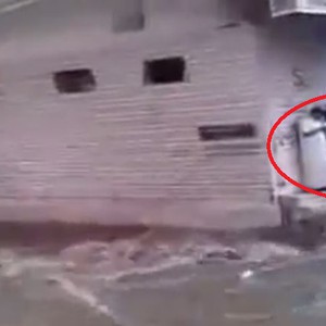 من الذاكرة ... سيول تقتحم الأحياء السكنية وتحتجز العشرات في الطائف 