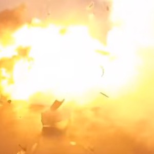 انفجار عنيف لصاروخ "فالكون 9" أثناء هبوطه في المحيط الهادي