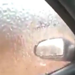 فيديو : شاهد تشكُل الجليد على زجاج المركبات في القريات، يبقى حتى عند فتح الشباك