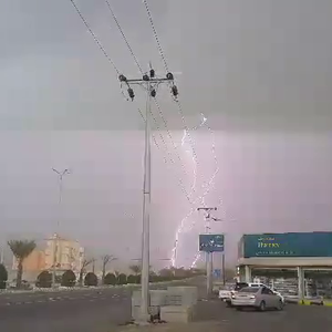 فيديو يرصد العواصف الرعدية والصواعق التي أثرت على عسير ظهر الثلاثاء