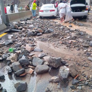 الأمطار تتسبب بانهيارت أرضية خطيرة على طريق الهدا