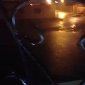 بالفيديو : شاهد انهمار الأمطار بغزارة على حفر الباطن