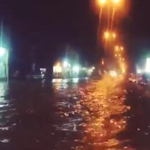 بالفيديو : شاهد كم وصل منسوب المياه في شوارع حفر الباطن