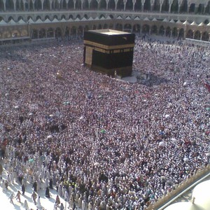 رجل أمن سعودي يعرض حياته للخطر أثناء مساعدته للحجاج