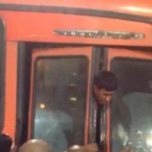 إغلاق باب حافلة على عنق رجل أمن سعودي كاد أن يودي بحياته 