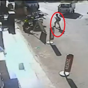 طفل ينجو من مقدمة شاحنة ليصطدم بمؤخرتها 