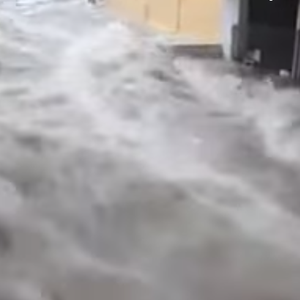 مشهد مروع من السيول الجارفة التي اجتاحت العاصمة اليونانية أثينا 