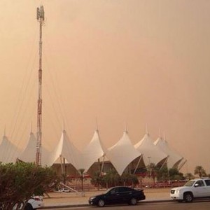 بالصور: موجة غبار مفاجئة تجتاح ملعب الملك فهد بالرياض قبل مباراة الهلال والعين
