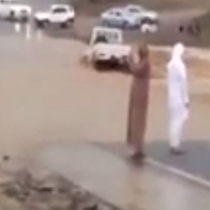 بالفيديو: سعودي إستهان بمجرى السيل وحاول عبوره  ..  شاهد النتيجة 