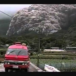 لحظة انهيار جبل بركاني على قرية بأكملها في اليابان 