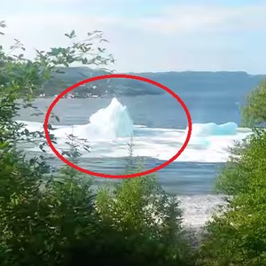 بالفيديو: ذوبان كومة جليد في بحيرة خلال 30 ثانية