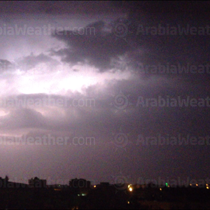 بروق و غبار و أمطار و برد .. الاضطراب الجوي بعدسة الأردنيين
