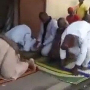 إمام أفريقي يختم الصلاة بالضحك بعد ملامة مصلٍّ  