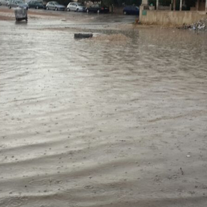 بالصور : الفيضانات والعواصف البردية العنيفة  تغرق شوارع بعض مناطق عمان .. 