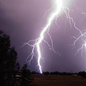  مقطع رائع لصاعقة رعدية تضرب عمود إنارة بشكل مُباشر بالطائف