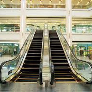 أُم تُضحي بحياتها لتُنقذ طفلها من السحق تحت سلم كهربائي