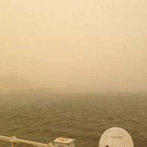 متهور يسير فوق هاوية عميقة دون تأمين لسلامته