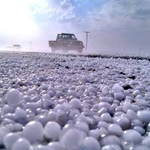 مواطن يوثق تساقط زخات البرد على مدينة جدة صباح السبت 