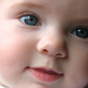 ردة فعل غير مُتوقعة لطفل أصم سمع صوت أمه للمرة الأولى