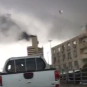 بالفيديو : دخان يتصاعد من مجمع تجاري قرب دوار الداخلية