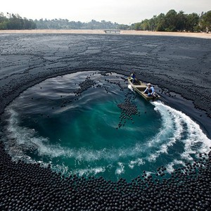 بالصور: 400 الف كرة لتغطية خزان للمياه الجوفية 