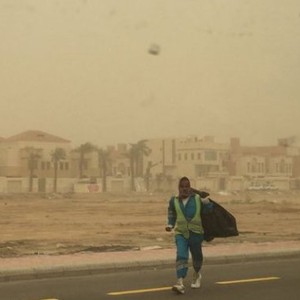 بالصور.. الغبار يتسبب بانخفاض مدى الرؤية الأفقية إلى 500 متر 