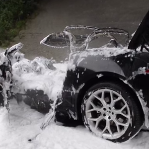 "جاكوار" تحترق دون معرفة السبب وتتحول لألمنيوم مصهور !