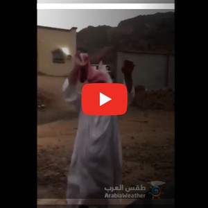 فيديو طريف: مواطن يحتفي بقدوم الأمطار على طريقته الخاصة