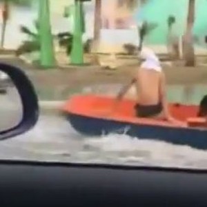 شباب جدة يسخرون من غرق مدينتهم مستخدمين القارب للتنقل