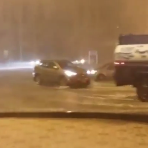 سبحان الله .. شاهد كيف انهمرت الأمطار على مدينة جدة خلال ساعات الليل