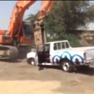  مواطن يعتدي على سيارة لأمانة جدة