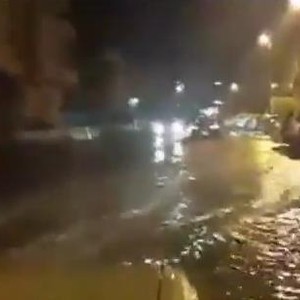 فيديو : ارتافاع منسوب المياه في حي الروابي في جدة بعد هطول الامطار