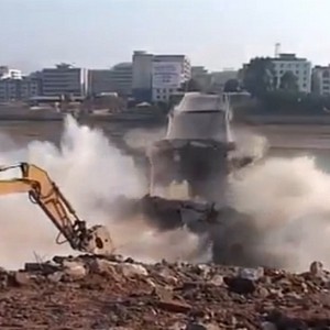 بالفيديو: جرافة تلمس جسراً فتحطمه في 7 ثوان