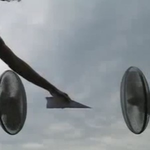 شاهد ماذا يحدث عند وضع طائرة ورقية بين مروحتين .. نتيجة غريبة 