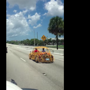 بالفيديو: سيارة بتصميم غريب مزخرف !