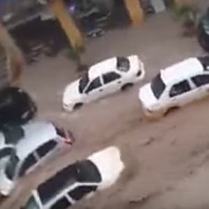 بالفيديو.. شاهد كيف أغرقت السيول السيارات في شارع الأمير محمد