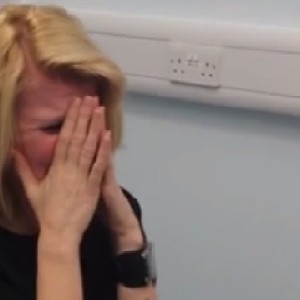 فيديو مؤثر : بريطانية صماء تجهش بالبكاء بعد أن سمعت الصوت لأول مرة في حياتها 