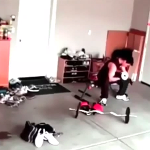 فيديو طريف: شاهد ردة فعل لاعب كمال الأجسام عندما يرى فأراً !