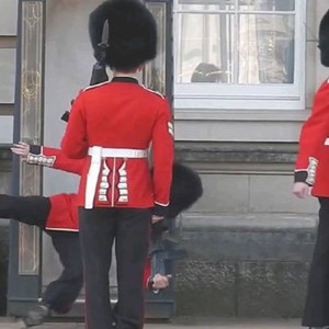 لحظة انزلاق حارس قصر بكنغهام أمام السياح