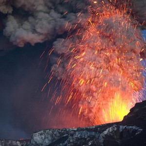 حمم بركان كيلاوي تهدد بإحراق بيوت أكبر جزيرة بهاواي