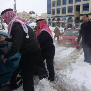 بالفيديو: الملك عبد الله يشارك في "دفش" و تحريك عدد من السيارات العالقة في ثلوج العاصمة